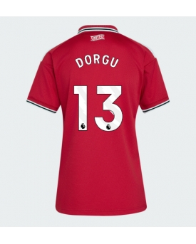 Manchester United Patrick Dorgu #13 Maglia Gara Casa Repliche 2026-27 Donna Maniche Corte Manchester United Patrick Dorgu #13 Maglia Gara Casa Repliche 2026-27 Donna Maniche Corte